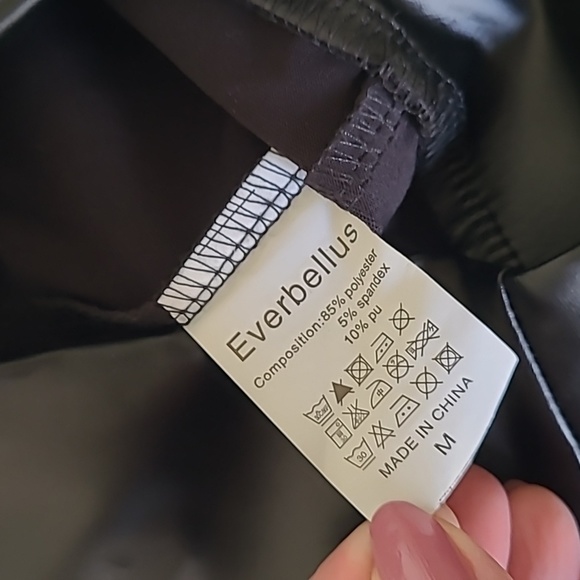 Pleather Leggings ❤️ - Picture 8 of 9